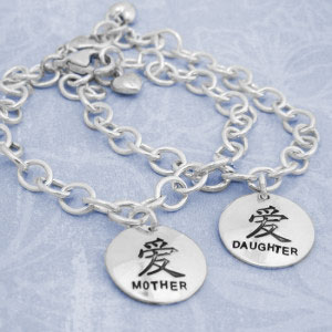 photo of mother daughter bracelets 
